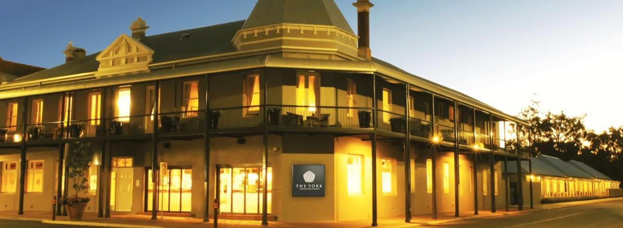 The York Palace Accommodation Bagian luar foto